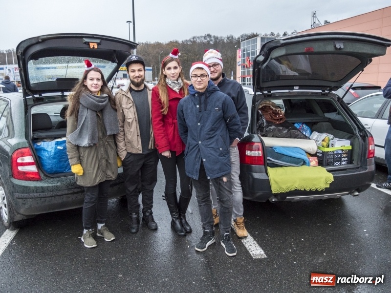 Zdjęcie w galerii na portalu naszraciborz.pl: Zlot i zbiórka na schronisko na parkingu Auchan  wiadomości z regionu