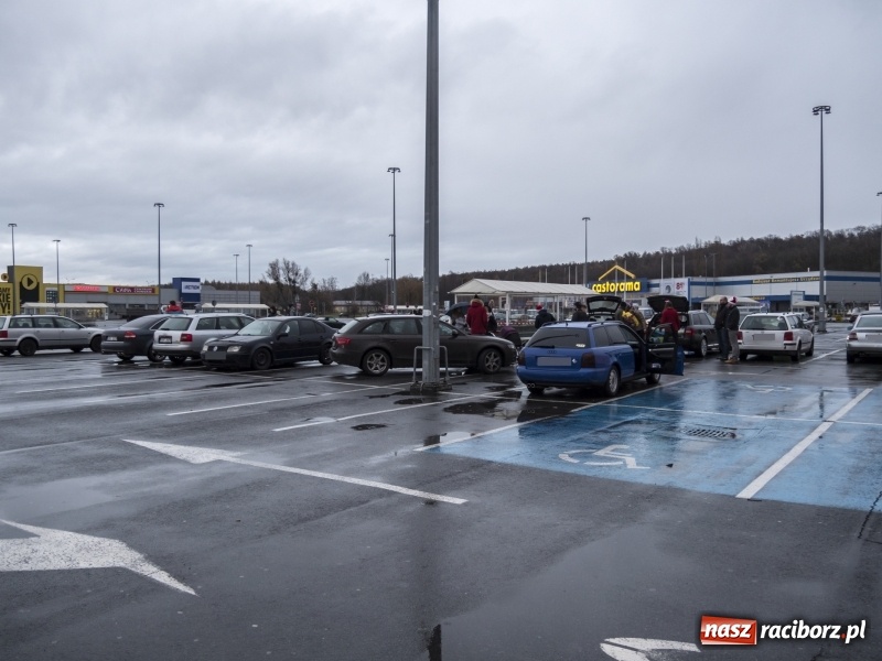 Zdjęcie w galerii na portalu naszraciborz.pl: Zlot i zbiórka na schronisko na parkingu Auchan  wiadomości z regionu