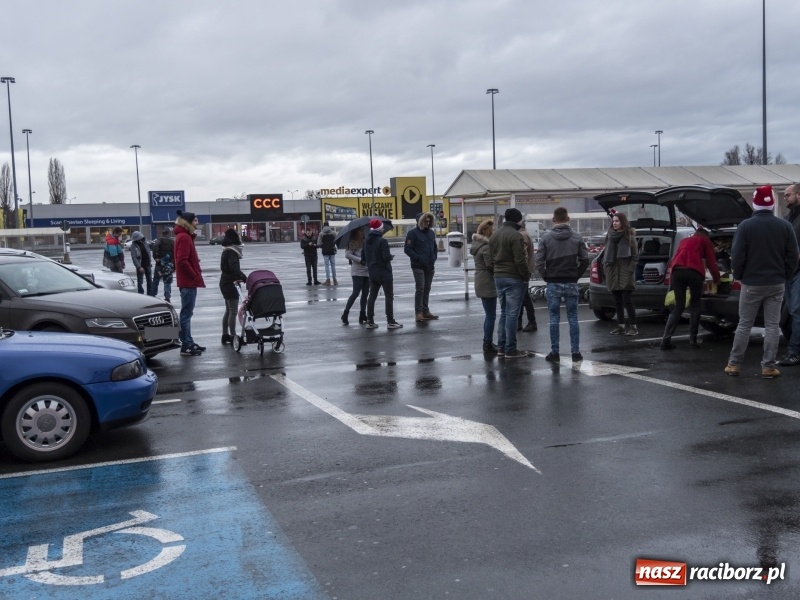 Zdjęcie w galerii na portalu naszraciborz.pl: Zlot i zbiórka na schronisko na parkingu Auchan  wiadomości z regionu