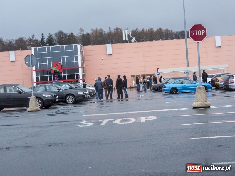 Zdjęcie w galerii na portalu naszraciborz.pl: Zlot i zbiórka na schronisko na parkingu Auchan  wiadomości z regionu