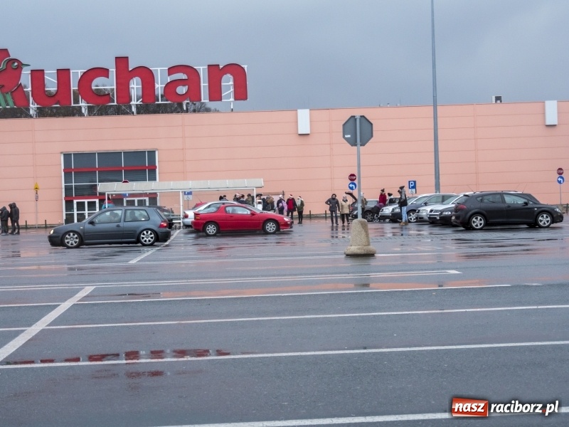 Zdjęcie w galerii na portalu naszraciborz.pl: Zlot i zbiórka na schronisko na parkingu Auchan  wiadomości z regionu