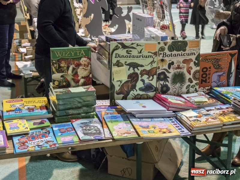 Zdjęcie w galerii na portalu naszraciborz.pl: Jarmark w Nędzy. Szczudlarze, mali aktorzy, smakołyki i stragany pełne ozdób wiadomości z regionu