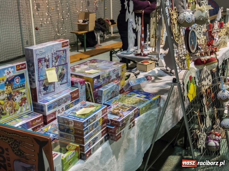 Zdjęcie w galerii na portalu naszraciborz.pl: Jarmark w Nędzy. Szczudlarze, mali aktorzy, smakołyki i stragany pełne ozdób wiadomości z regionu