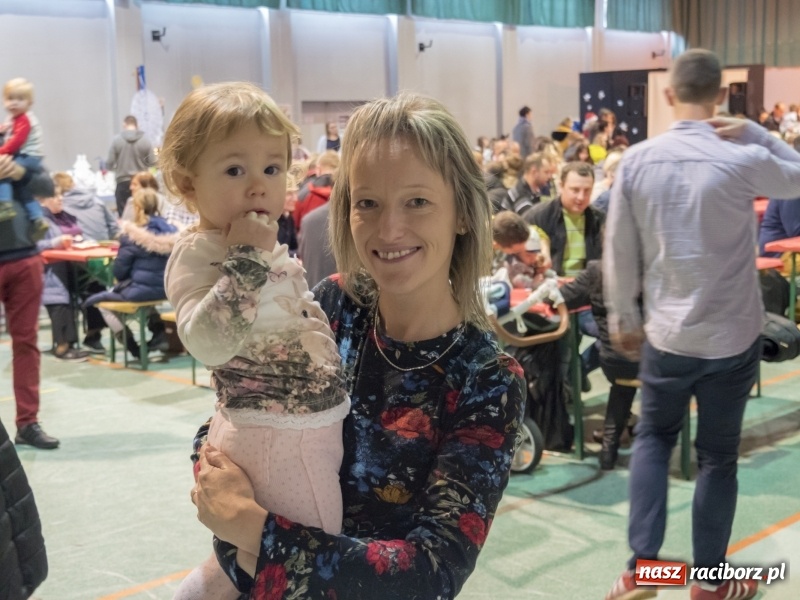 Zdjęcie w galerii na portalu naszraciborz.pl: Jarmark w Nędzy. Szczudlarze, mali aktorzy, smakołyki i stragany pełne ozdób wiadomości z regionu