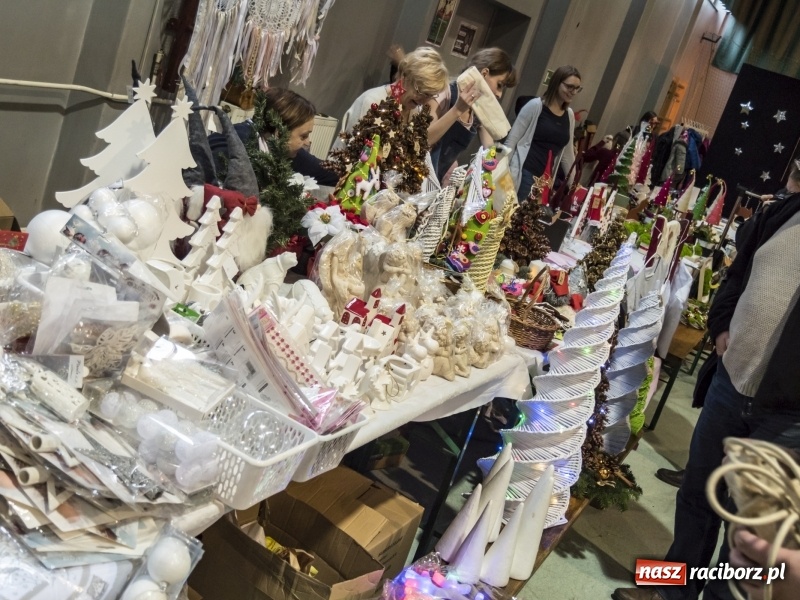 Zdjęcie w galerii na portalu naszraciborz.pl: Jarmark w Nędzy. Szczudlarze, mali aktorzy, smakołyki i stragany pełne ozdób wiadomości z regionu