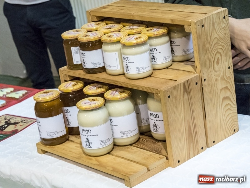 Zdjęcie w galerii na portalu naszraciborz.pl: Jarmark w Nędzy. Szczudlarze, mali aktorzy, smakołyki i stragany pełne ozdób wiadomości z regionu