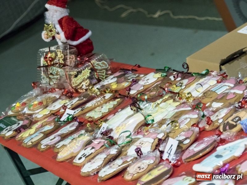 Zdjęcie w galerii na portalu naszraciborz.pl: Jarmark w Nędzy. Szczudlarze, mali aktorzy, smakołyki i stragany pełne ozdób wiadomości z regionu