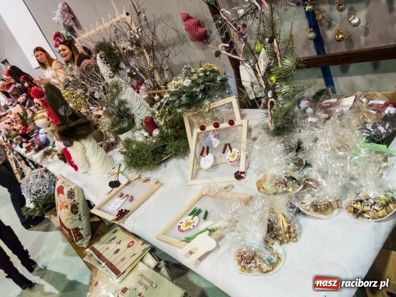 Zdjęcie w galerii na portalu naszraciborz.pl: Jarmark w Nędzy. Szczudlarze, mali aktorzy, smakołyki i stragany pełne ozdób wiadomości z regionu