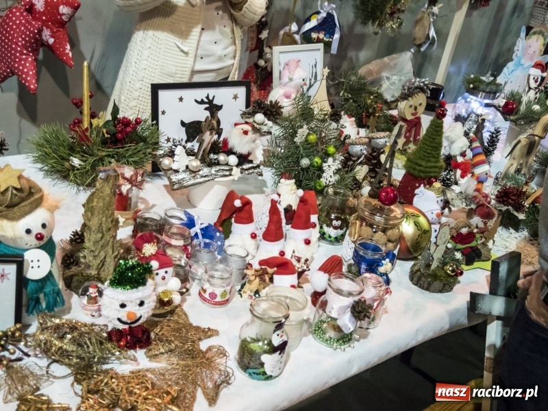 Zdjęcie w galerii na portalu naszraciborz.pl: Jarmark w Nędzy. Szczudlarze, mali aktorzy, smakołyki i stragany pełne ozdób wiadomości z regionu