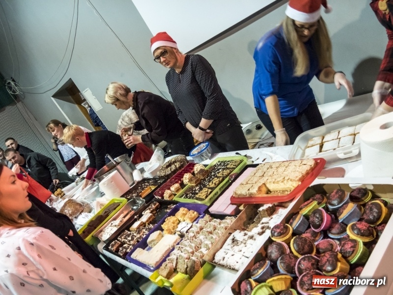 Zdjęcie w galerii na portalu naszraciborz.pl: Jarmark w Nędzy. Szczudlarze, mali aktorzy, smakołyki i stragany pełne ozdób wiadomości z regionu