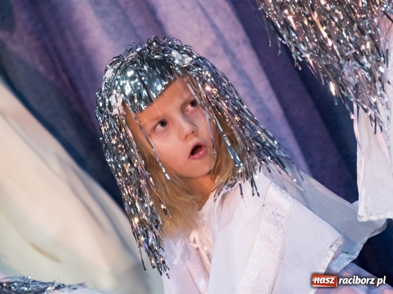 Zdjęcie w galerii na portalu naszraciborz.pl: Jarmark w Nędzy. Szczudlarze, mali aktorzy, smakołyki i stragany pełne ozdób wiadomości z regionu