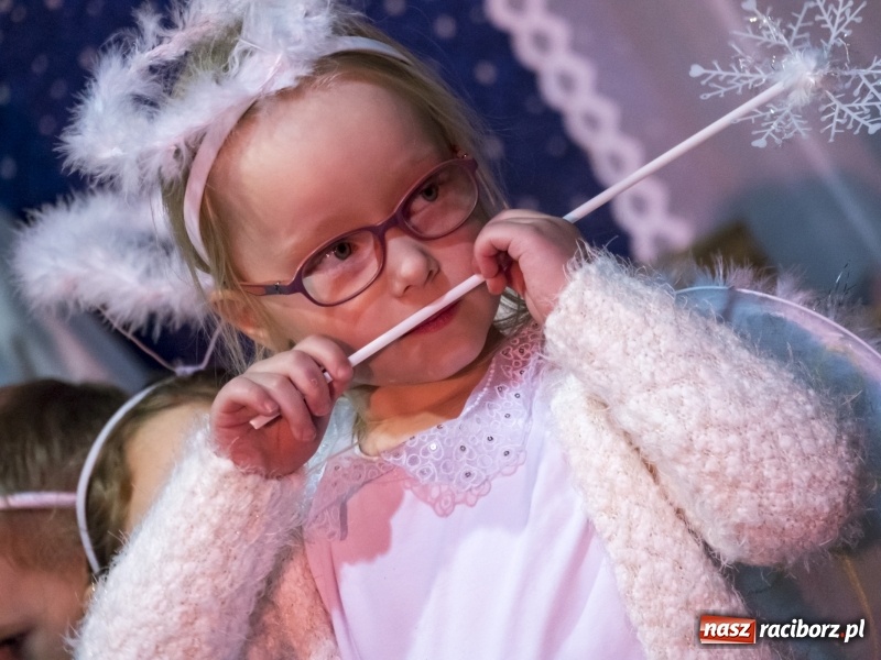 Zdjęcie w galerii na portalu naszraciborz.pl: Jarmark w Nędzy. Szczudlarze, mali aktorzy, smakołyki i stragany pełne ozdób wiadomości z regionu