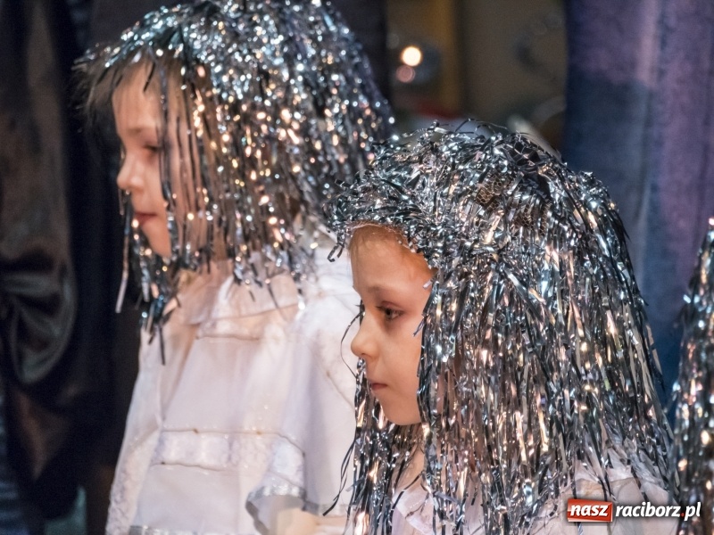 Zdjęcie w galerii na portalu naszraciborz.pl: Jarmark w Nędzy. Szczudlarze, mali aktorzy, smakołyki i stragany pełne ozdób wiadomości z regionu