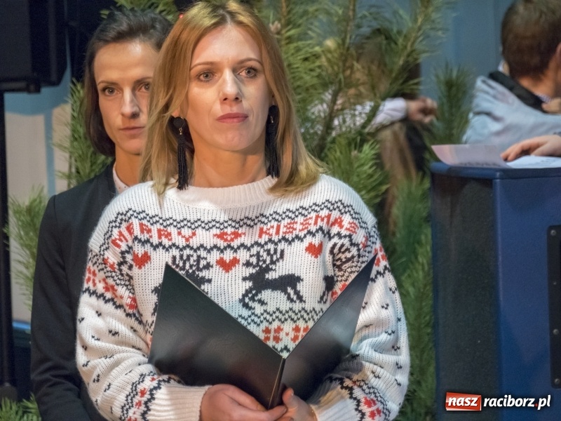 Zdjęcie w galerii na portalu naszraciborz.pl: Jarmark w Nędzy. Szczudlarze, mali aktorzy, smakołyki i stragany pełne ozdób wiadomości z regionu