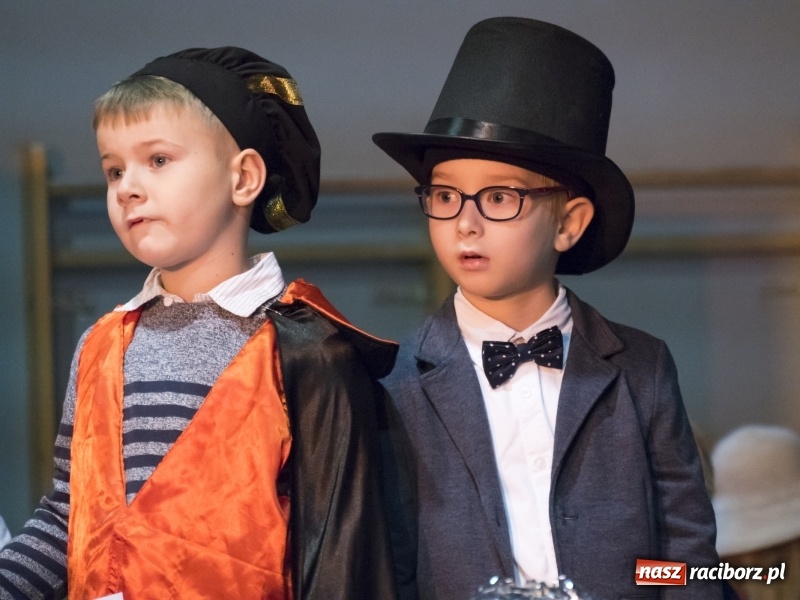 Zdjęcie w galerii na portalu naszraciborz.pl: Jarmark w Nędzy. Szczudlarze, mali aktorzy, smakołyki i stragany pełne ozdób wiadomości z regionu