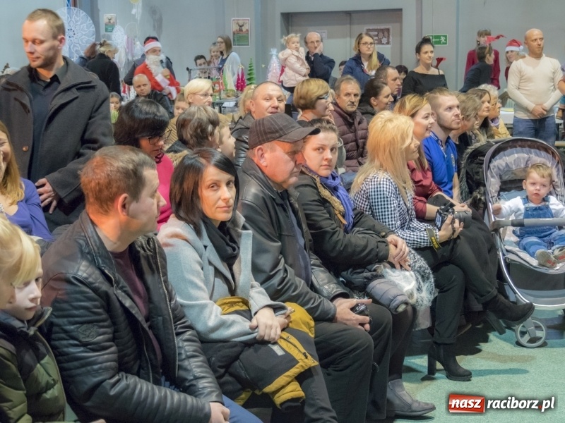 Zdjęcie w galerii na portalu naszraciborz.pl: Jarmark w Nędzy. Szczudlarze, mali aktorzy, smakołyki i stragany pełne ozdób wiadomości z regionu