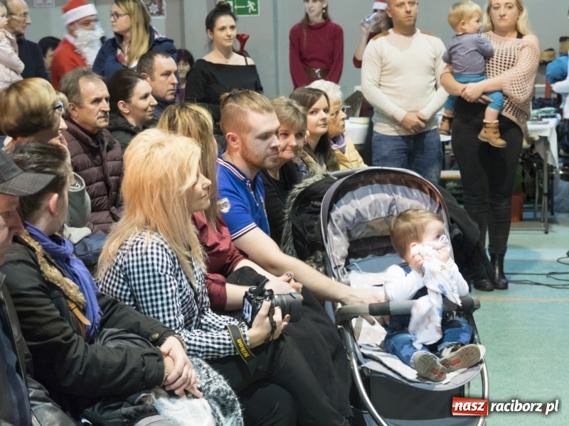 Zdjęcie w galerii na portalu naszraciborz.pl: Jarmark w Nędzy. Szczudlarze, mali aktorzy, smakołyki i stragany pełne ozdób wiadomości z regionu