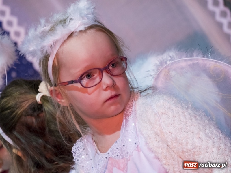 Zdjęcie w galerii na portalu naszraciborz.pl: Jarmark w Nędzy. Szczudlarze, mali aktorzy, smakołyki i stragany pełne ozdób wiadomości z regionu