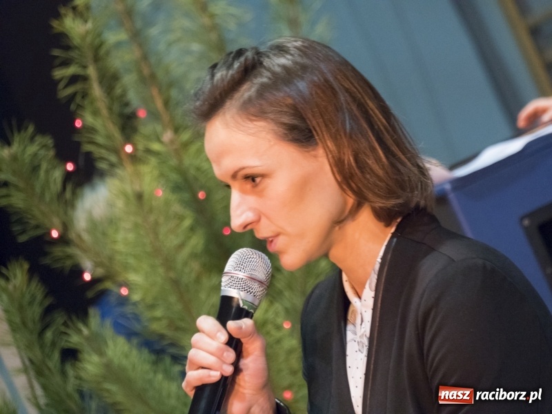 Zdjęcie w galerii na portalu naszraciborz.pl: Jarmark w Nędzy. Szczudlarze, mali aktorzy, smakołyki i stragany pełne ozdób wiadomości z regionu