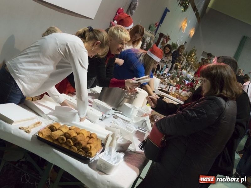 Zdjęcie w galerii na portalu naszraciborz.pl: Jarmark w Nędzy. Szczudlarze, mali aktorzy, smakołyki i stragany pełne ozdób wiadomości z regionu