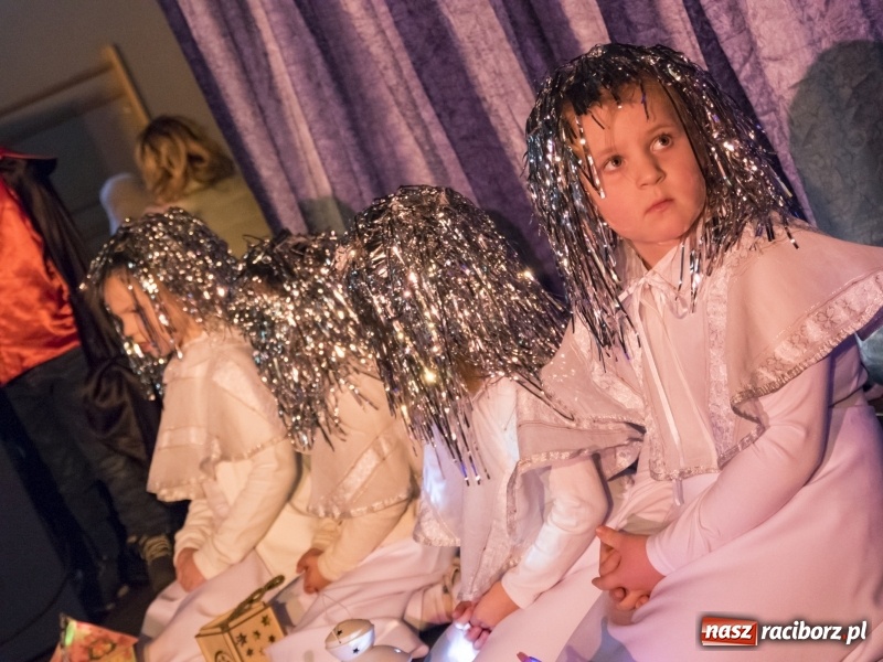 Zdjęcie w galerii na portalu naszraciborz.pl: Jarmark w Nędzy. Szczudlarze, mali aktorzy, smakołyki i stragany pełne ozdób wiadomości z regionu