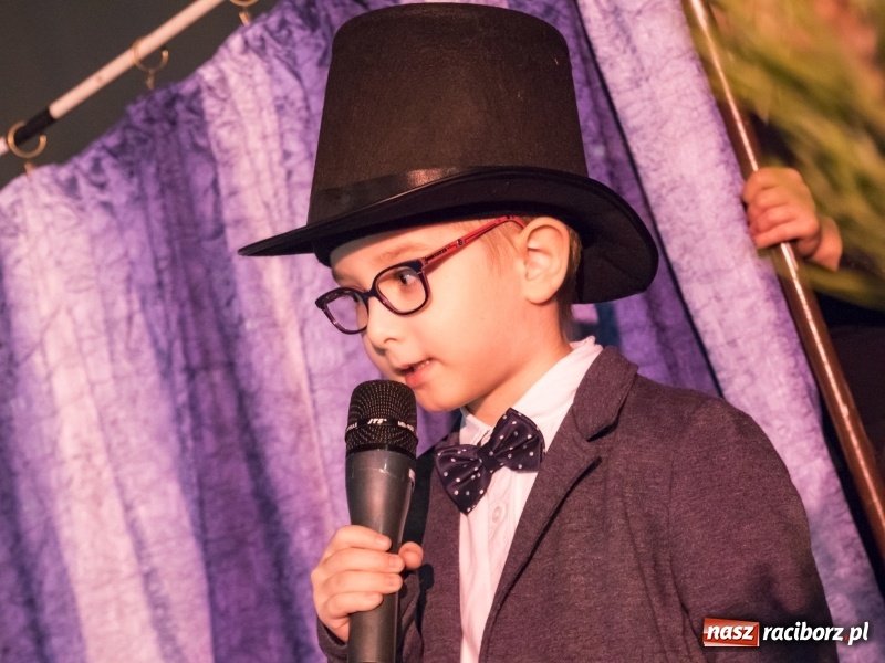 Zdjęcie w galerii na portalu naszraciborz.pl: Jarmark w Nędzy. Szczudlarze, mali aktorzy, smakołyki i stragany pełne ozdób wiadomości z regionu