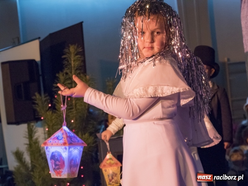 Zdjęcie w galerii na portalu naszraciborz.pl: Jarmark w Nędzy. Szczudlarze, mali aktorzy, smakołyki i stragany pełne ozdób wiadomości z regionu