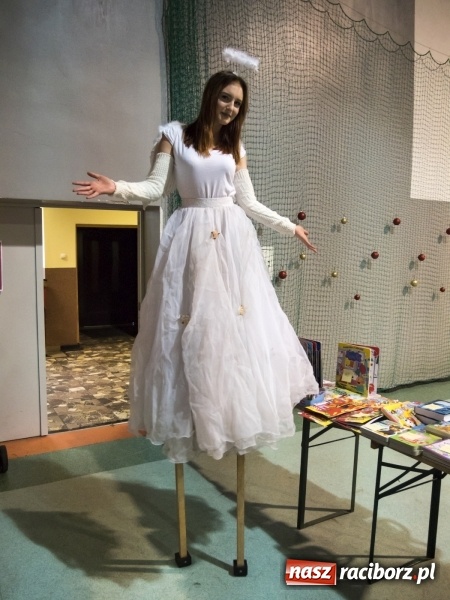 Zdjęcie w galerii na portalu naszraciborz.pl: Jarmark w Nędzy. Szczudlarze, mali aktorzy, smakołyki i stragany pełne ozdób wiadomości z regionu