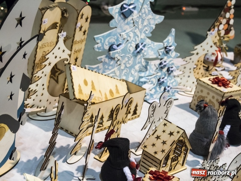 Zdjęcie w galerii na portalu naszraciborz.pl: Jarmark w Nędzy. Szczudlarze, mali aktorzy, smakołyki i stragany pełne ozdób wiadomości z regionu