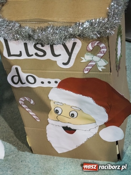 Zdjęcie w galerii na portalu naszraciborz.pl: Jarmark w Nędzy. Szczudlarze, mali aktorzy, smakołyki i stragany pełne ozdób wiadomości z regionu