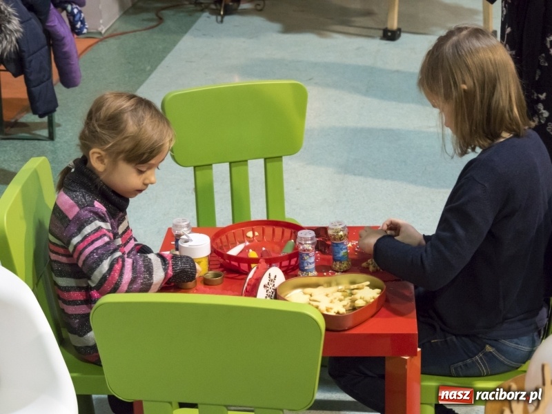 Zdjęcie w galerii na portalu naszraciborz.pl: Jarmark w Nędzy. Szczudlarze, mali aktorzy, smakołyki i stragany pełne ozdób wiadomości z regionu