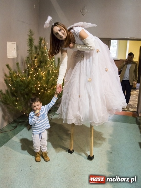 Zdjęcie w galerii na portalu naszraciborz.pl: Jarmark w Nędzy. Szczudlarze, mali aktorzy, smakołyki i stragany pełne ozdób wiadomości z regionu