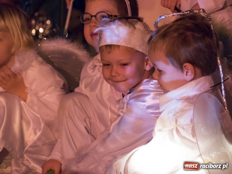 Zdjęcie w galerii na portalu naszraciborz.pl: Jarmark w Nędzy. Szczudlarze, mali aktorzy, smakołyki i stragany pełne ozdób wiadomości z regionu