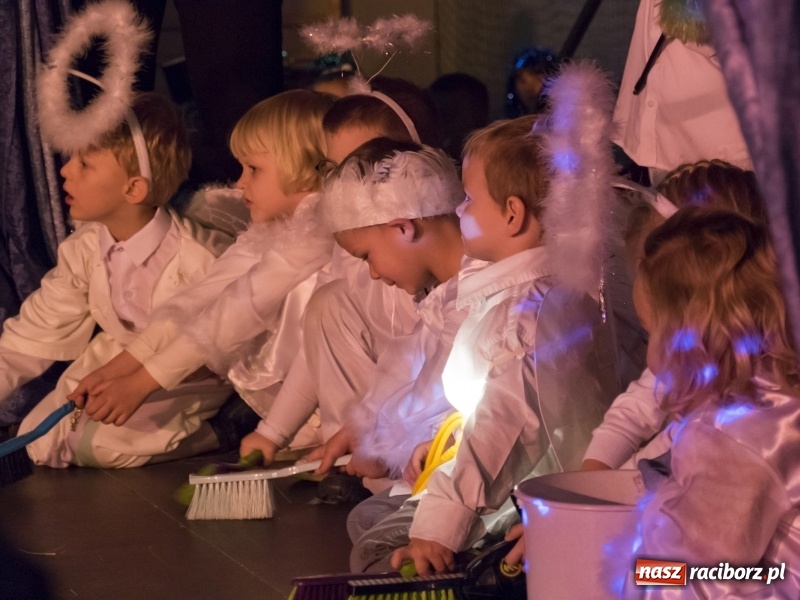 Zdjęcie w galerii na portalu naszraciborz.pl: Jarmark w Nędzy. Szczudlarze, mali aktorzy, smakołyki i stragany pełne ozdób wiadomości z regionu