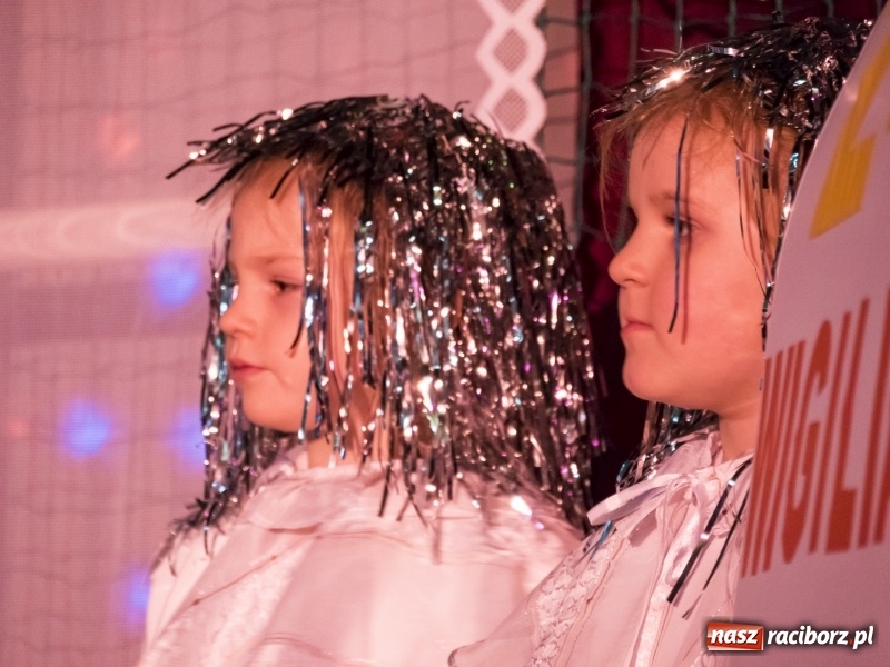 Zdjęcie w galerii na portalu naszraciborz.pl: Jarmark w Nędzy. Szczudlarze, mali aktorzy, smakołyki i stragany pełne ozdób wiadomości z regionu