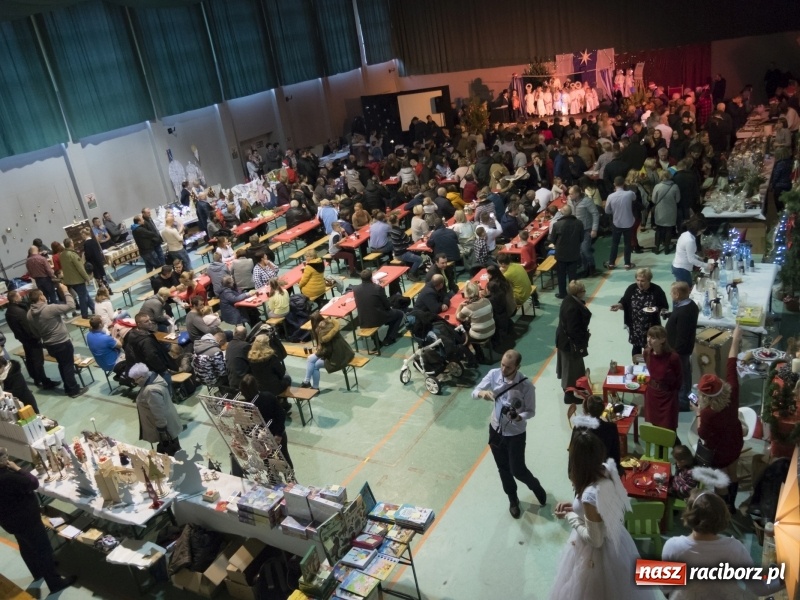 Zdjęcie w galerii na portalu naszraciborz.pl: Jarmark w Nędzy. Szczudlarze, mali aktorzy, smakołyki i stragany pełne ozdób wiadomości z regionu