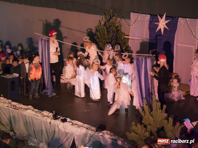 Zdjęcie w galerii na portalu naszraciborz.pl: Jarmark w Nędzy. Szczudlarze, mali aktorzy, smakołyki i stragany pełne ozdób wiadomości z regionu