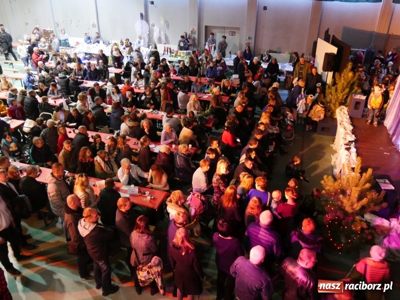 Zdjęcie w galerii na portalu naszraciborz.pl: Jarmark w Nędzy. Szczudlarze, mali aktorzy, smakołyki i stragany pełne ozdób wiadomości z regionu