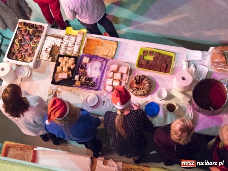 Zdjęcie w galerii na portalu naszraciborz.pl: Jarmark w Nędzy. Szczudlarze, mali aktorzy, smakołyki i stragany pełne ozdób wiadomości z regionu