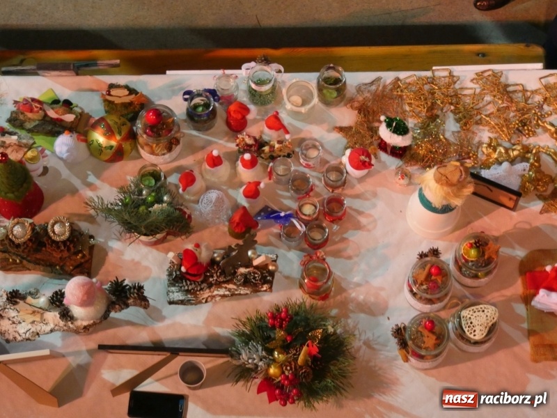 Zdjęcie w galerii na portalu naszraciborz.pl: Jarmark w Nędzy. Szczudlarze, mali aktorzy, smakołyki i stragany pełne ozdób wiadomości z regionu