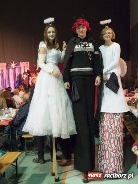 Zdjęcie w galerii na portalu naszraciborz.pl: Jarmark w Nędzy. Szczudlarze, mali aktorzy, smakołyki i stragany pełne ozdób wiadomości z regionu