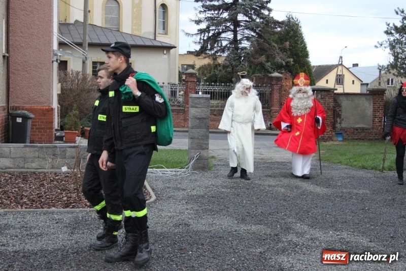 Zdjęcie w galerii na portalu naszraciborz.pl: Święty Mikołaj z obstawą, czyli rozdawanie prezentów w wojnowickich ogrodach  wiadomości z regionu