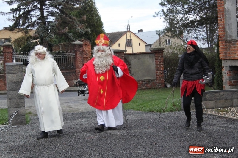 Zdjęcie w galerii na portalu naszraciborz.pl: Święty Mikołaj z obstawą, czyli rozdawanie prezentów w wojnowickich ogrodach  wiadomości z regionu