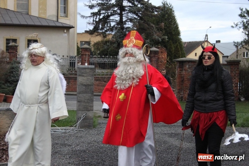 Zdjęcie w galerii na portalu naszraciborz.pl: Święty Mikołaj z obstawą, czyli rozdawanie prezentów w wojnowickich ogrodach  wiadomości z regionu