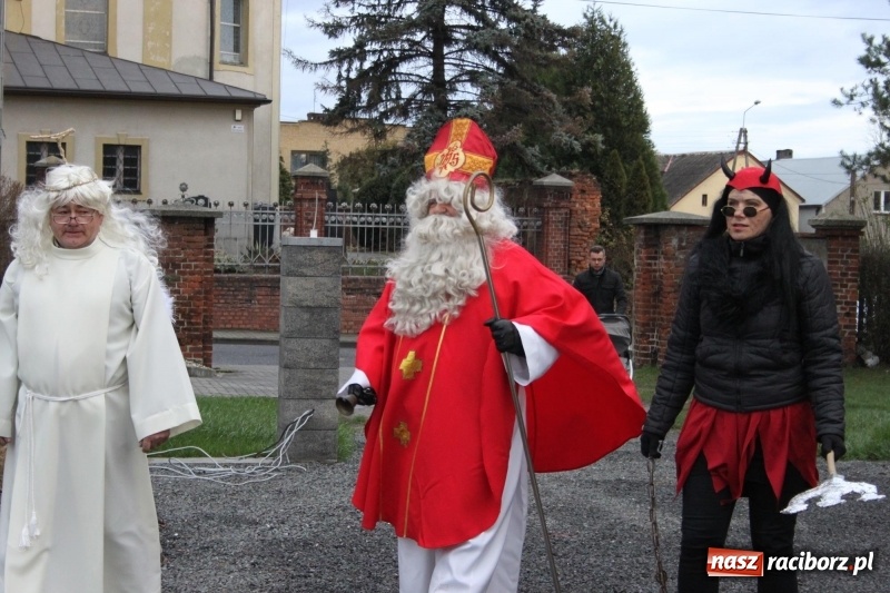 Zdjęcie w galerii na portalu naszraciborz.pl: Święty Mikołaj z obstawą, czyli rozdawanie prezentów w wojnowickich ogrodach  wiadomości z regionu