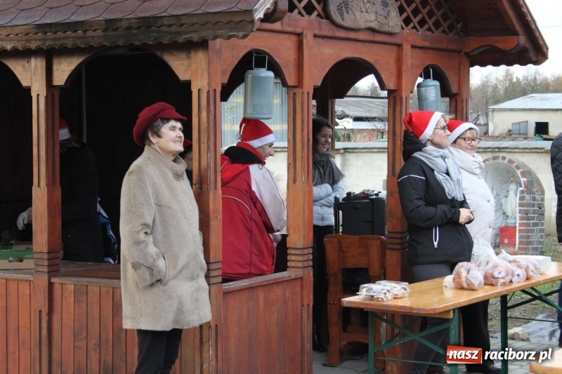 Zdjęcie w galerii na portalu naszraciborz.pl: Święty Mikołaj z obstawą, czyli rozdawanie prezentów w wojnowickich ogrodach  wiadomości z regionu