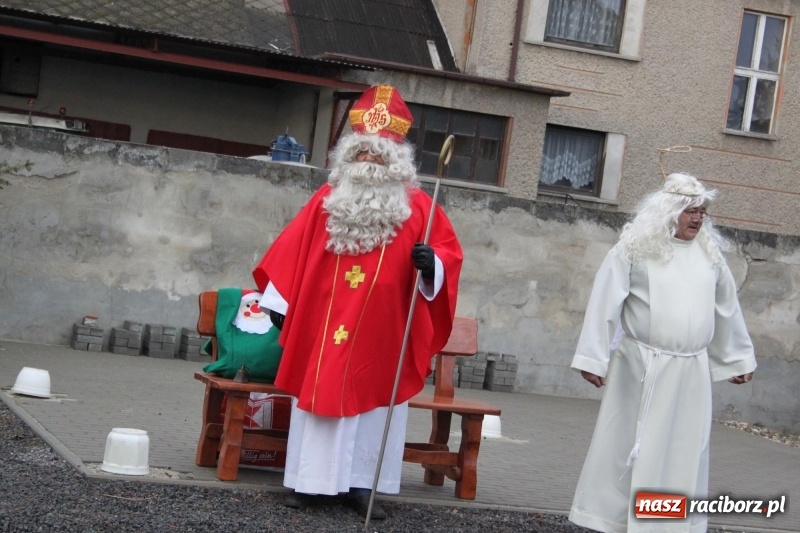 Zdjęcie w galerii na portalu naszraciborz.pl: Święty Mikołaj z obstawą, czyli rozdawanie prezentów w wojnowickich ogrodach  wiadomości z regionu