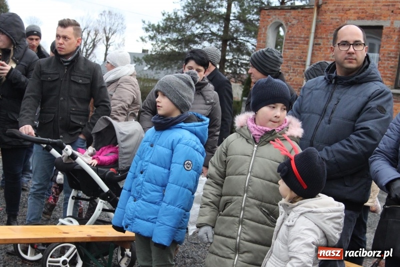 Zdjęcie w galerii na portalu naszraciborz.pl: Święty Mikołaj z obstawą, czyli rozdawanie prezentów w wojnowickich ogrodach  wiadomości z regionu