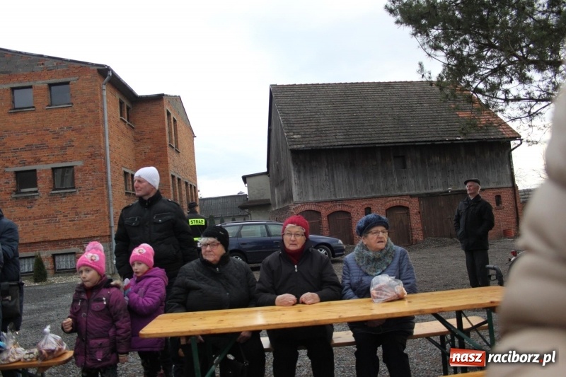 Zdjęcie w galerii na portalu naszraciborz.pl: Święty Mikołaj z obstawą, czyli rozdawanie prezentów w wojnowickich ogrodach  wiadomości z regionu