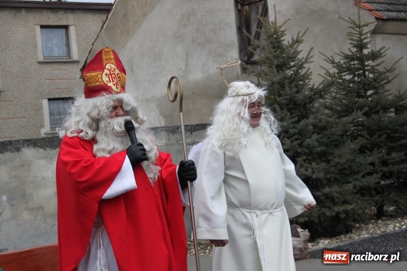 Zdjęcie w galerii na portalu naszraciborz.pl: Święty Mikołaj z obstawą, czyli rozdawanie prezentów w wojnowickich ogrodach  wiadomości z regionu
